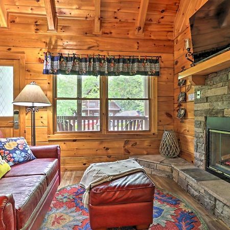 Appartement Romantic Gatlinburg Cabin With Hot Tub And Pool Access Extérieur photo