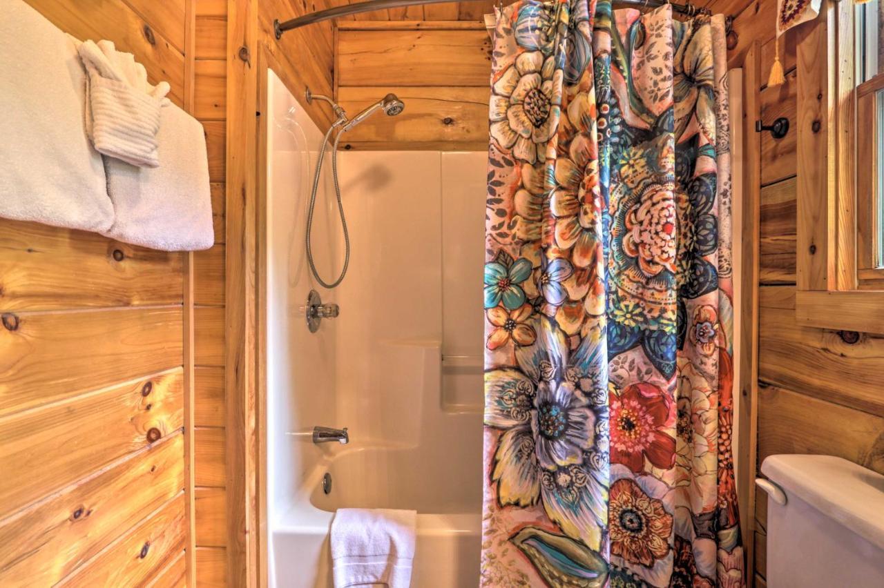 Appartement Romantic Gatlinburg Cabin With Hot Tub And Pool Access Extérieur photo