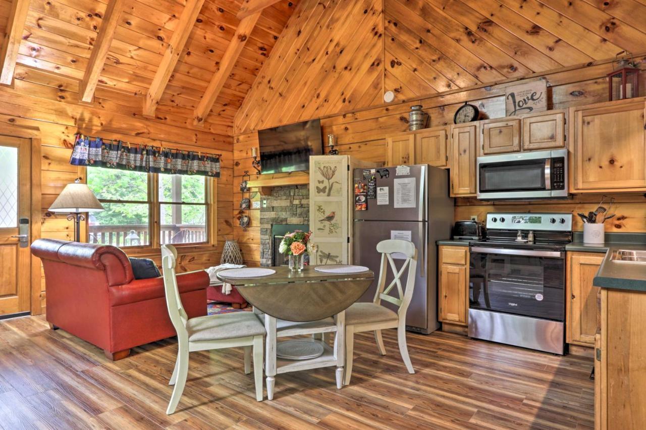 Appartement Romantic Gatlinburg Cabin With Hot Tub And Pool Access Extérieur photo