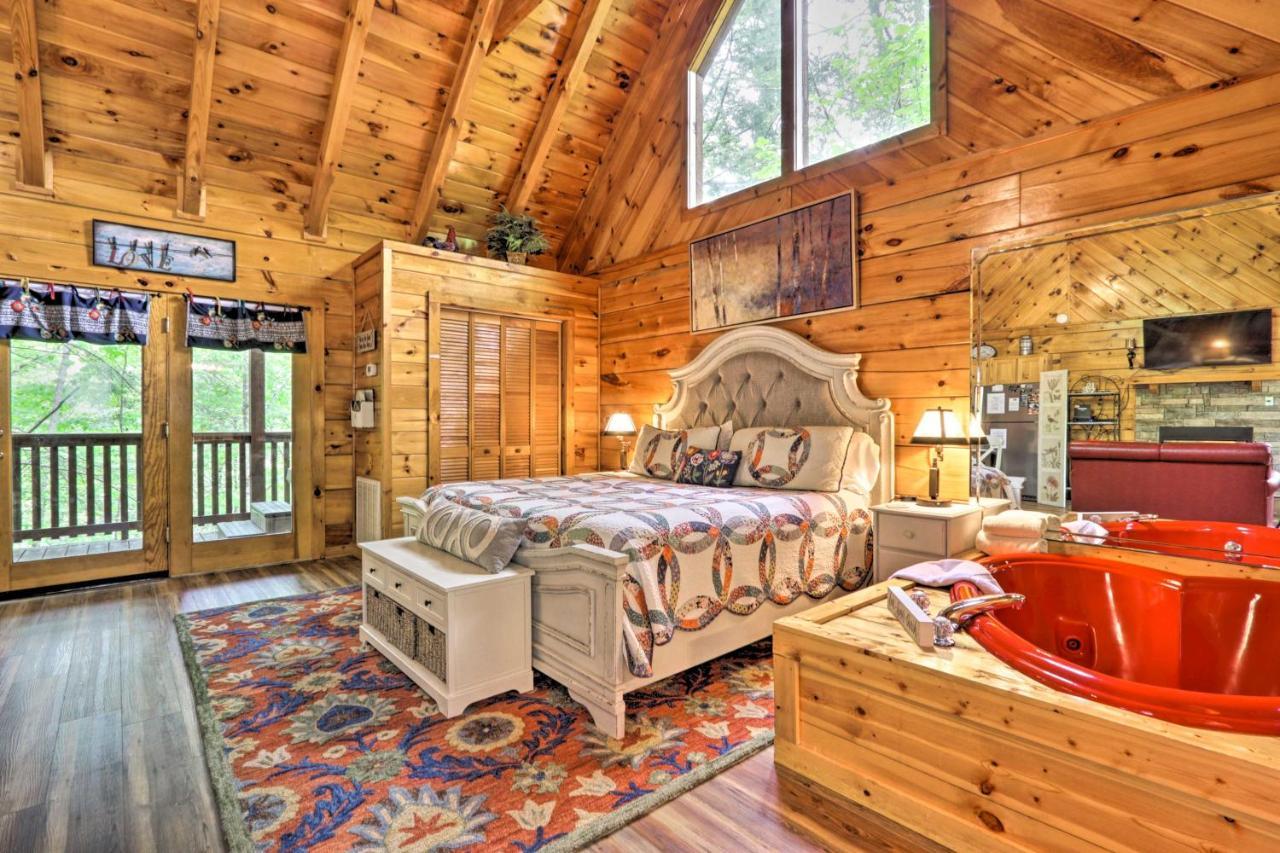 Appartement Romantic Gatlinburg Cabin With Hot Tub And Pool Access Extérieur photo