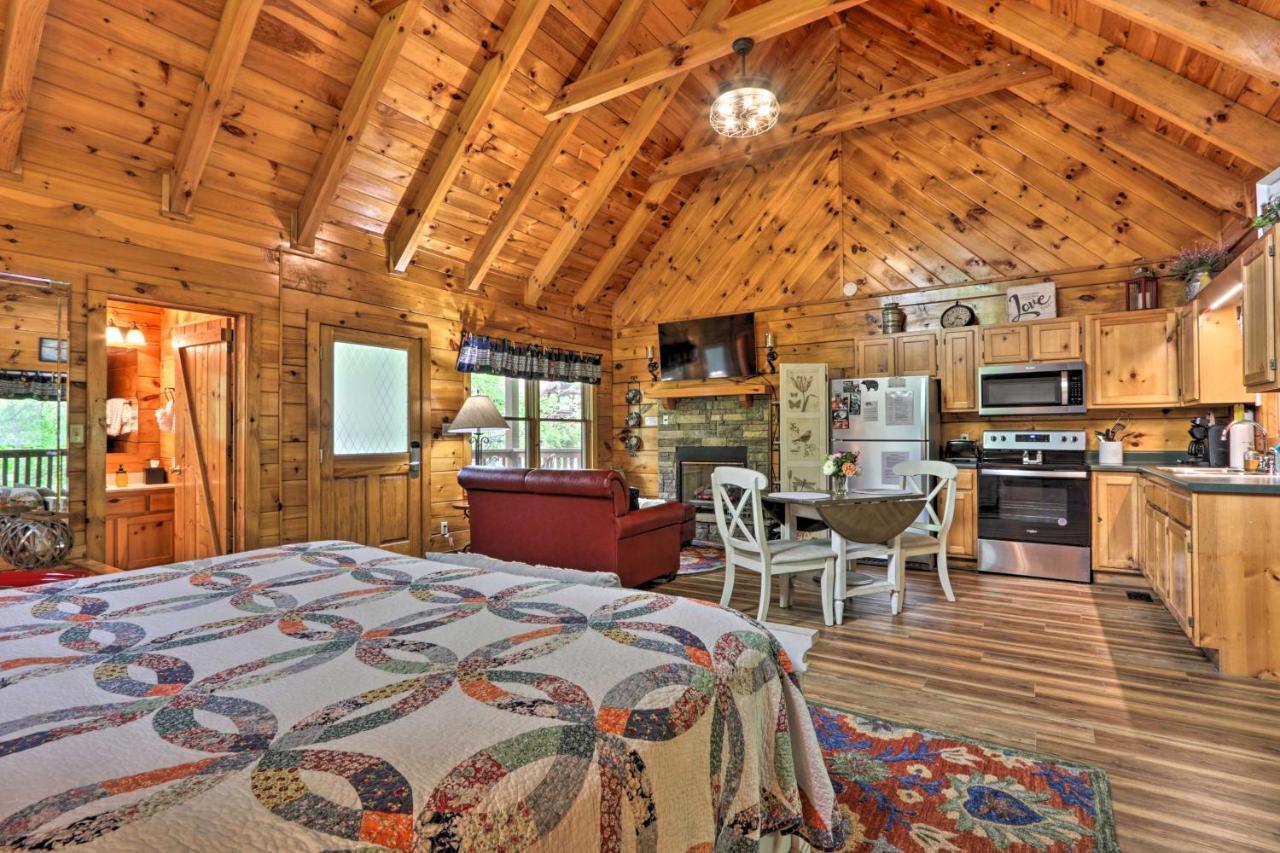 Appartement Romantic Gatlinburg Cabin With Hot Tub And Pool Access Extérieur photo