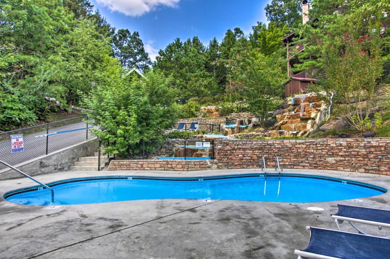 Appartement Romantic Gatlinburg Cabin With Hot Tub And Pool Access Extérieur photo